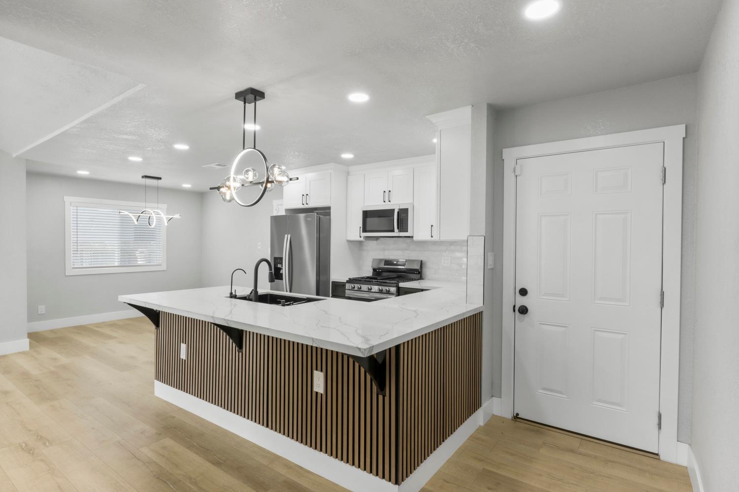 Detail Gallery Image 7 of 42 For 1752 Crestwood Cir, Stockton,  CA 95210 - 4 Beds | 2 Baths