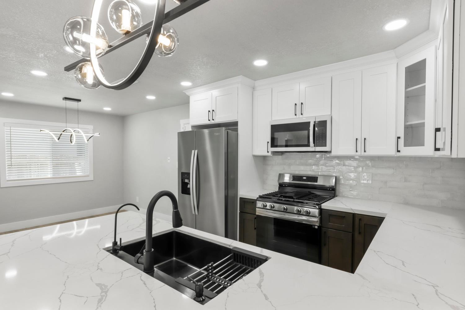 Detail Gallery Image 9 of 42 For 1752 Crestwood Cir, Stockton,  CA 95210 - 4 Beds | 2 Baths