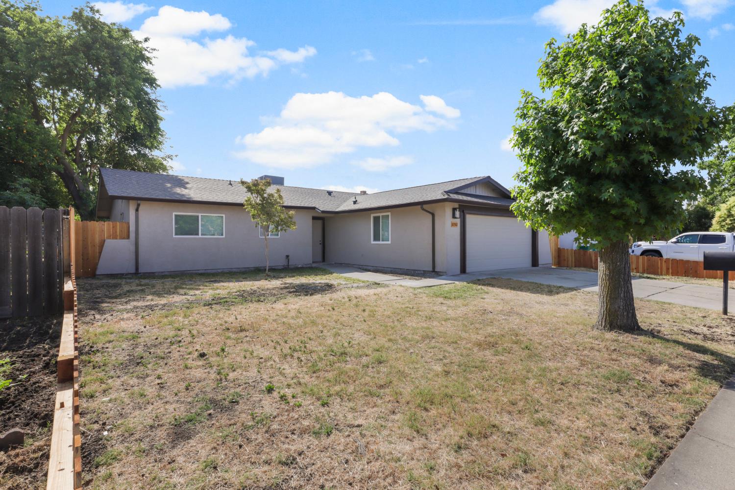 Detail Gallery Image 4 of 42 For 1752 Crestwood Cir, Stockton,  CA 95210 - 4 Beds | 2 Baths