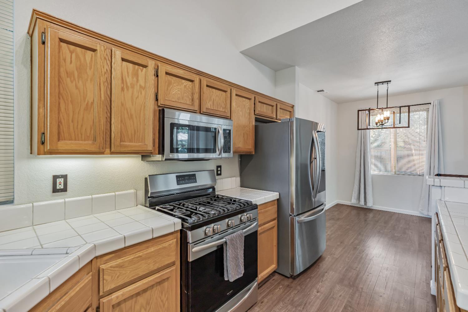 Dimensions Lane, Elk Grove, California image 9