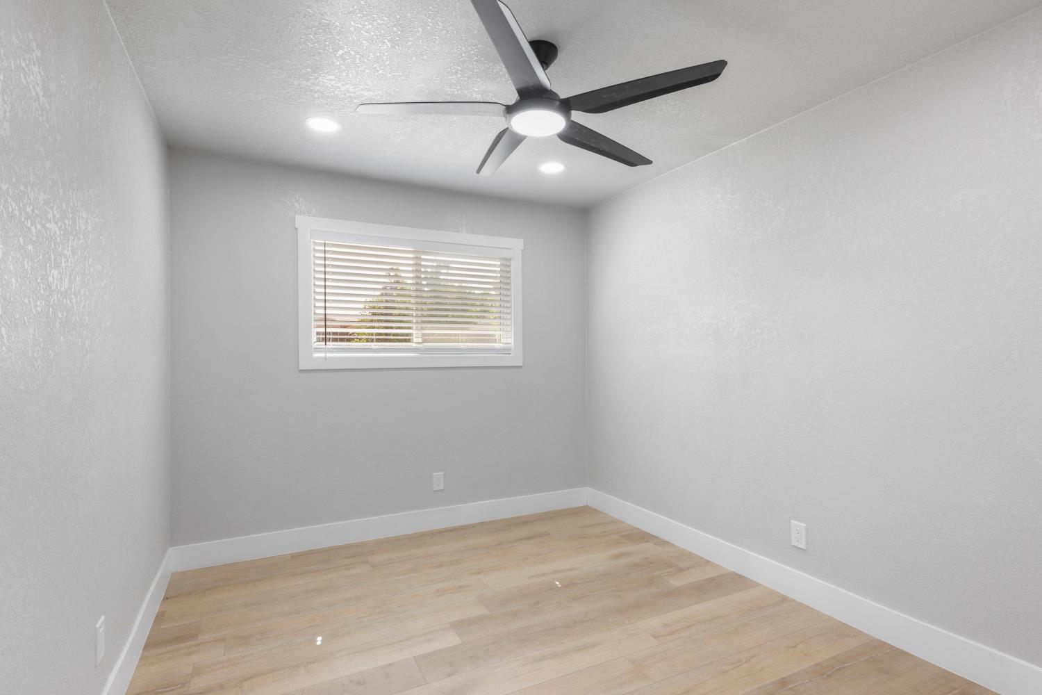 Detail Gallery Image 21 of 42 For 1752 Crestwood Cir, Stockton,  CA 95210 - 4 Beds | 2 Baths