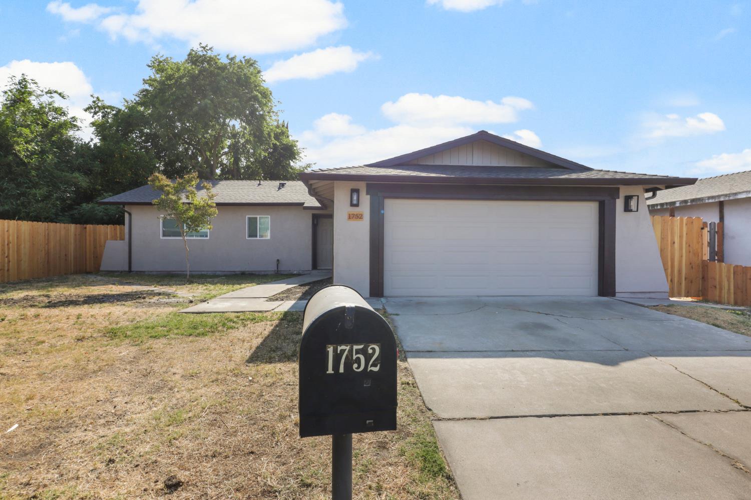 Detail Gallery Image 2 of 42 For 1752 Crestwood Cir, Stockton,  CA 95210 - 4 Beds | 2 Baths