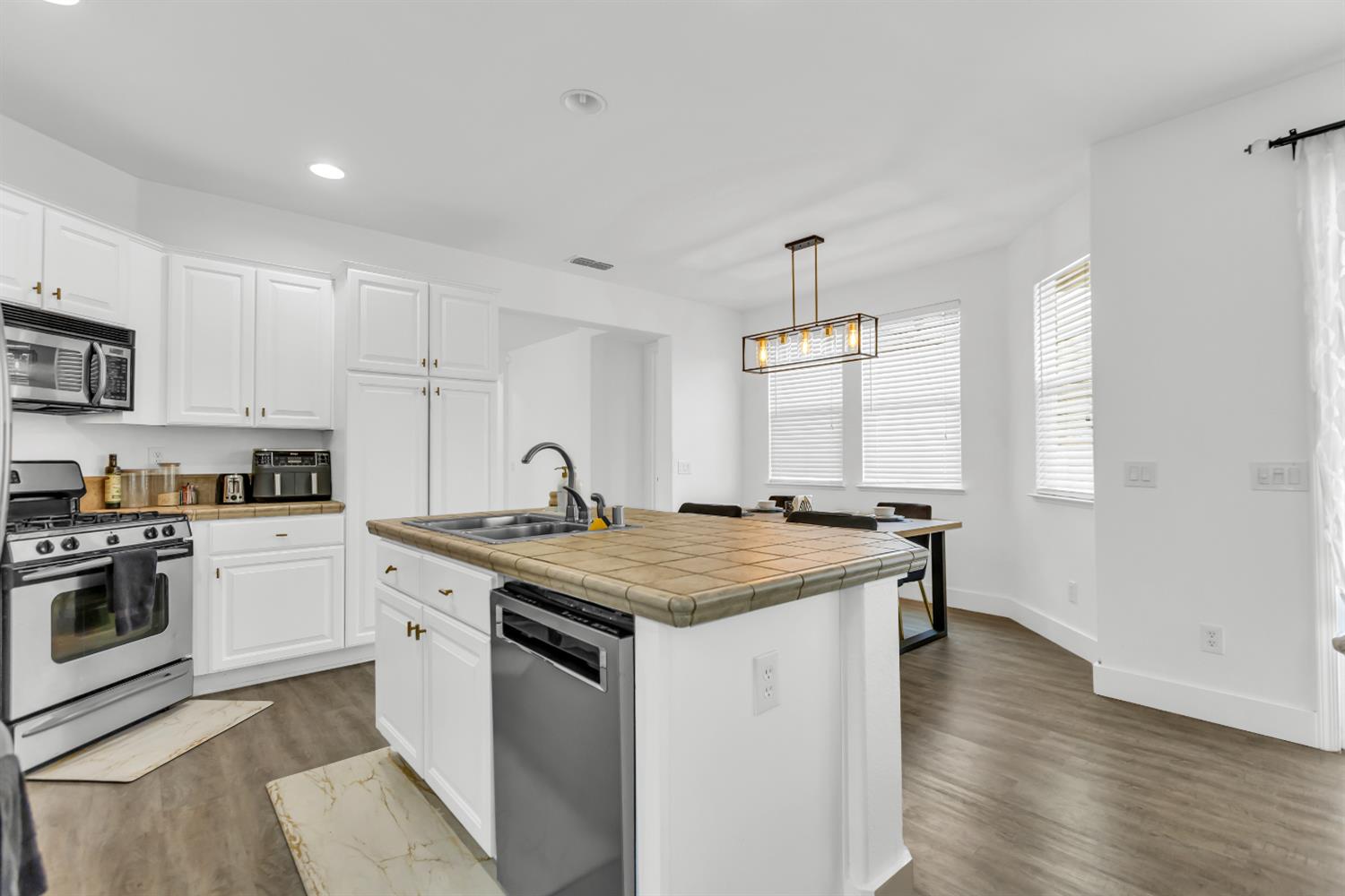 Regency Park Circle, Sacramento, California image 37