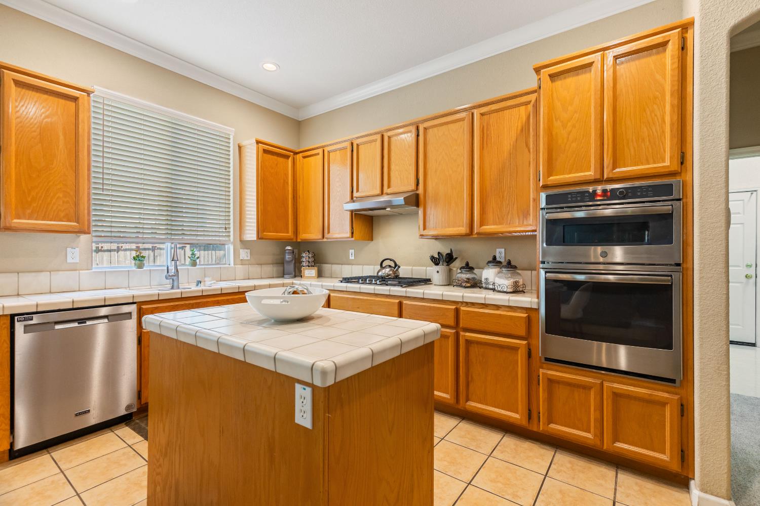 Aylesbury, Roseville, California image 9
