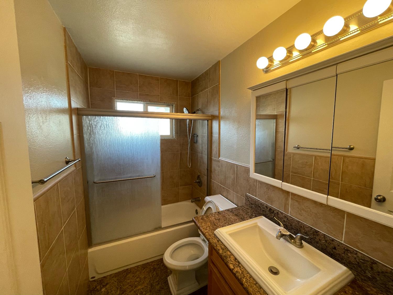Laurel Avenue, Olivehurst, California image 11