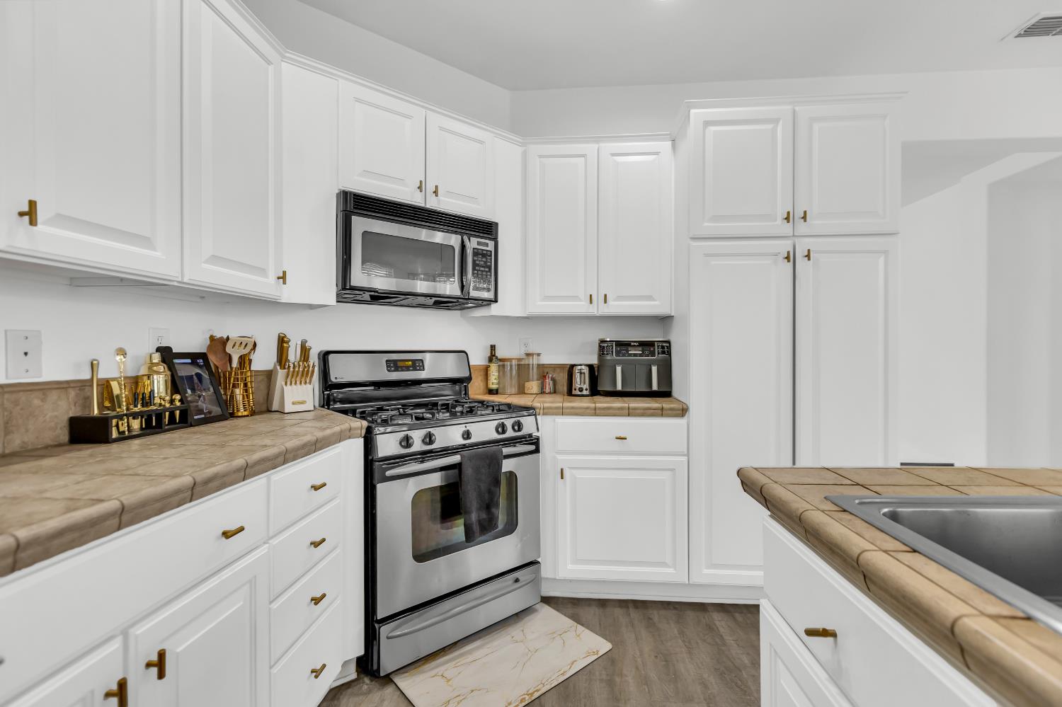 Regency Park Circle, Sacramento, California image 38