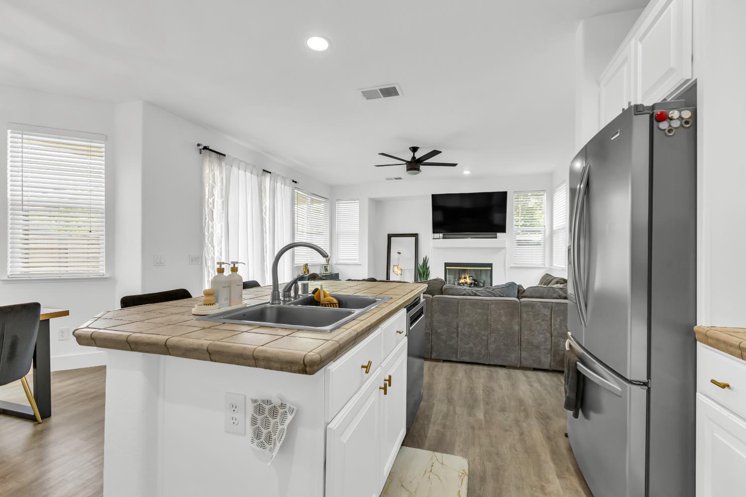Regency Park Circle, Sacramento, California image 36
