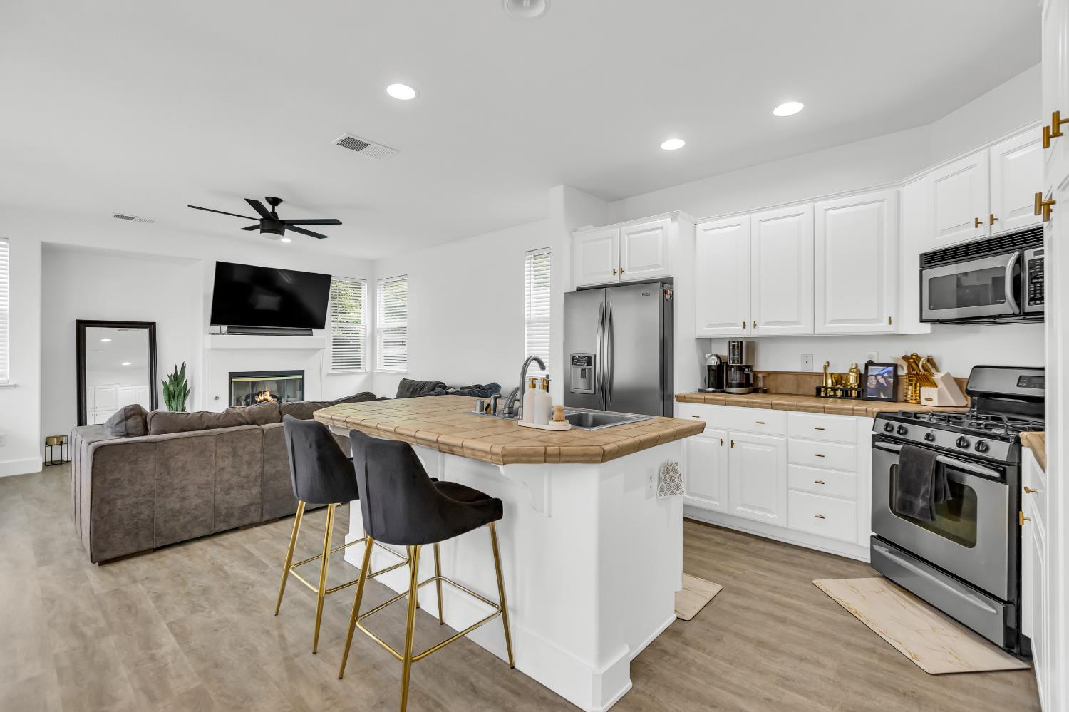 Regency Park Circle, Sacramento, California image 3