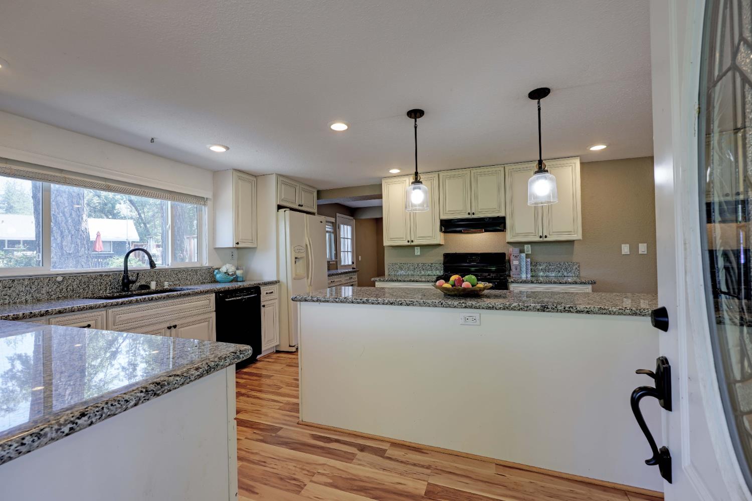 Detail Gallery Image 9 of 66 For 895 Sunray Ln, Colfax,  CA 95713 - 3 Beds | 3 Baths