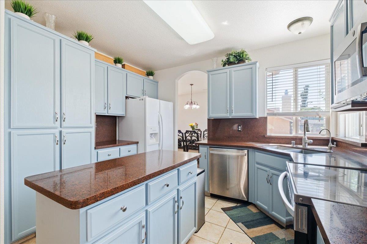 Detail Gallery Image 12 of 29 For 1684 via Milano, Gustine,  CA 95322 - 4 Beds | 3 Baths