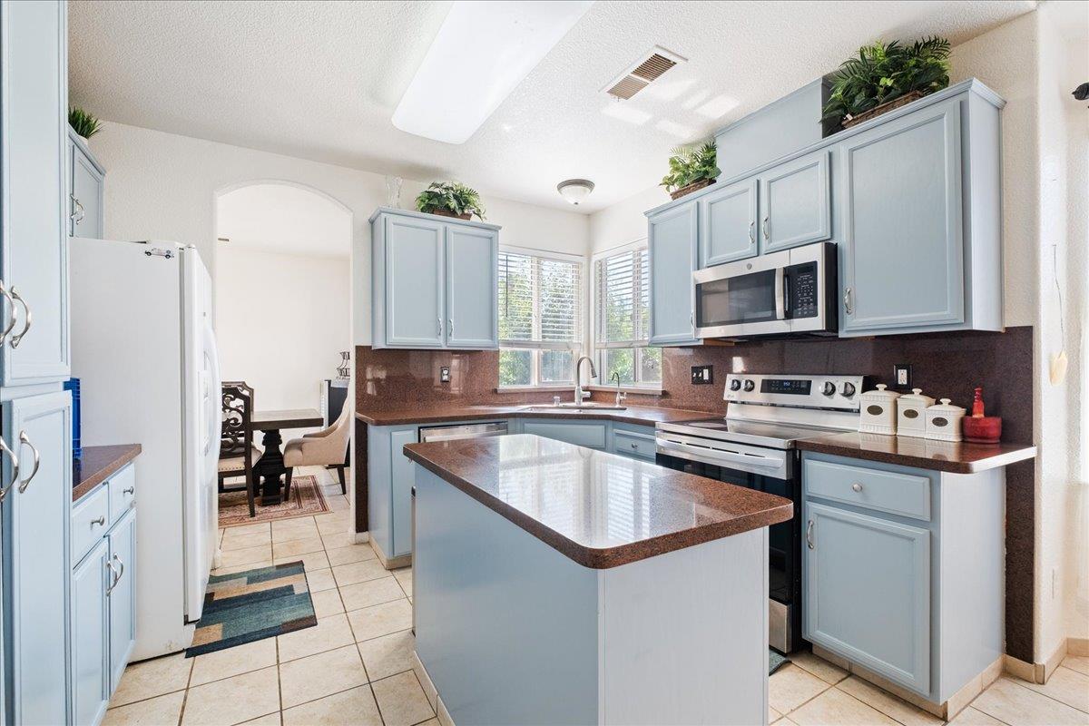 Detail Gallery Image 11 of 29 For 1684 via Milano, Gustine,  CA 95322 - 4 Beds | 3 Baths