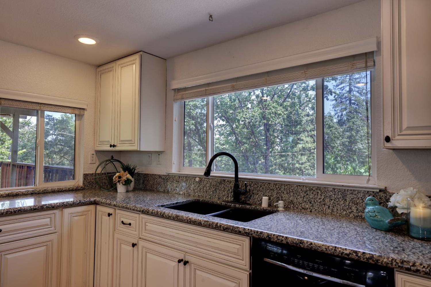 Detail Gallery Image 13 of 66 For 895 Sunray Ln, Colfax,  CA 95713 - 3 Beds | 3 Baths