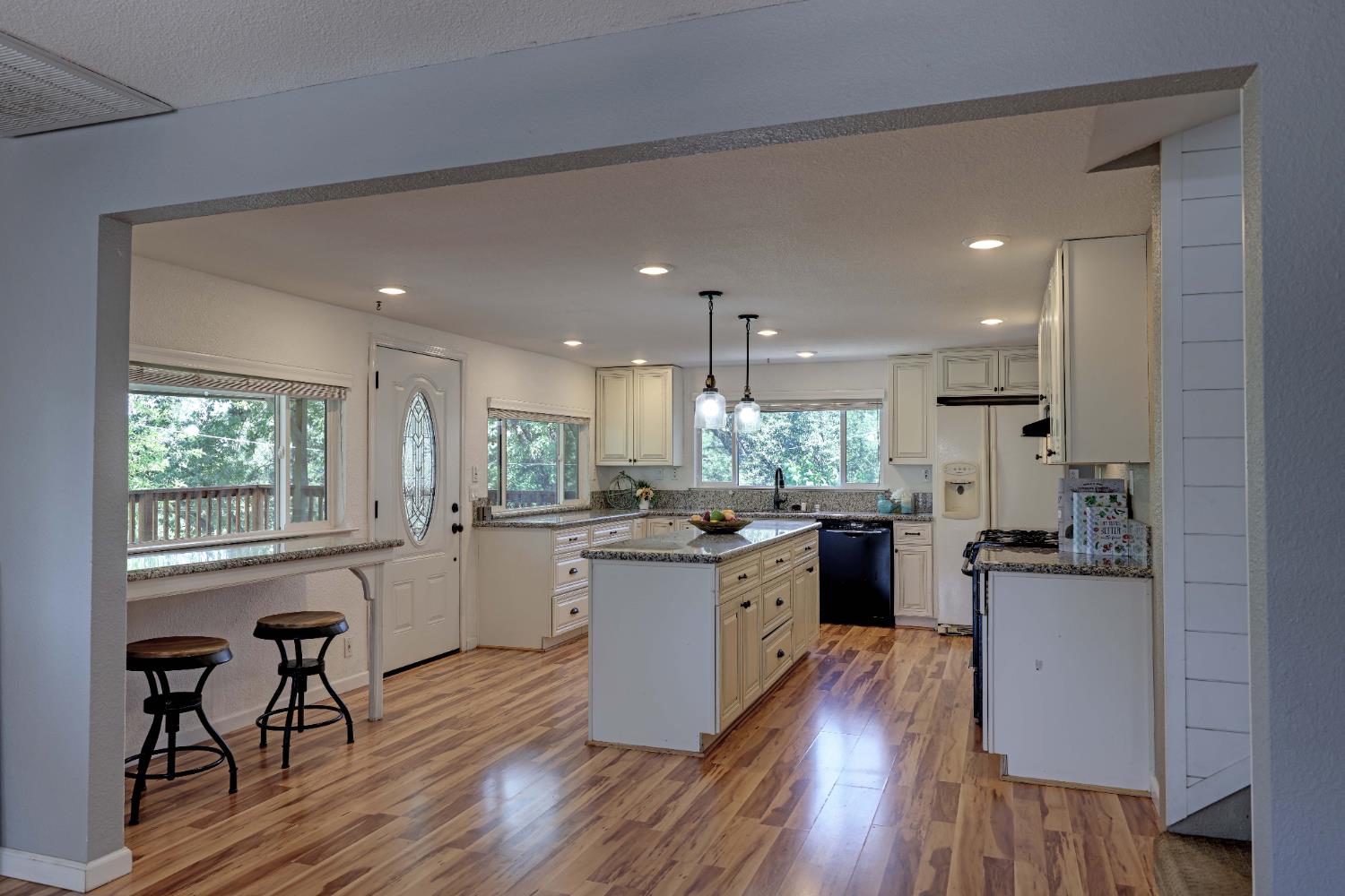 Detail Gallery Image 10 of 66 For 895 Sunray Ln, Colfax,  CA 95713 - 3 Beds | 3 Baths