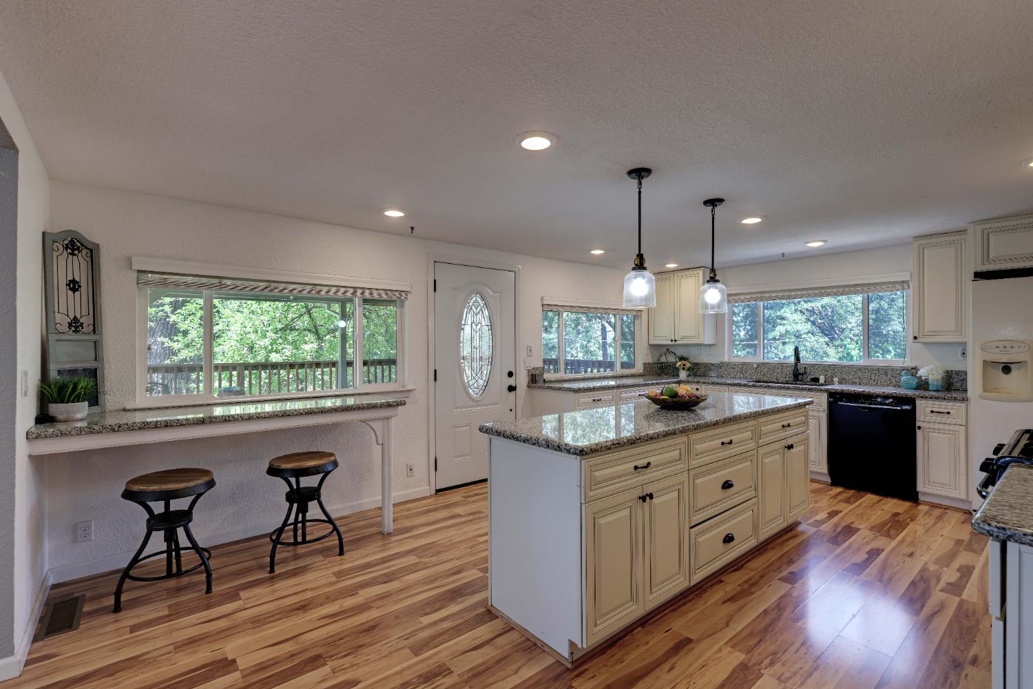 Detail Gallery Image 11 of 66 For 895 Sunray Ln, Colfax,  CA 95713 - 3 Beds | 3 Baths