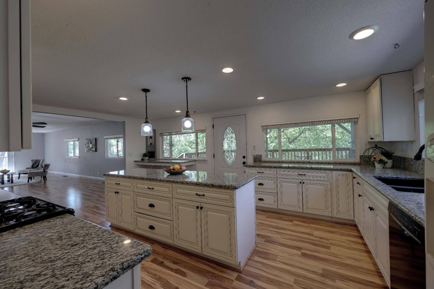 Detail Gallery Image 14 of 66 For 895 Sunray Ln, Colfax,  CA 95713 - 3 Beds | 3 Baths