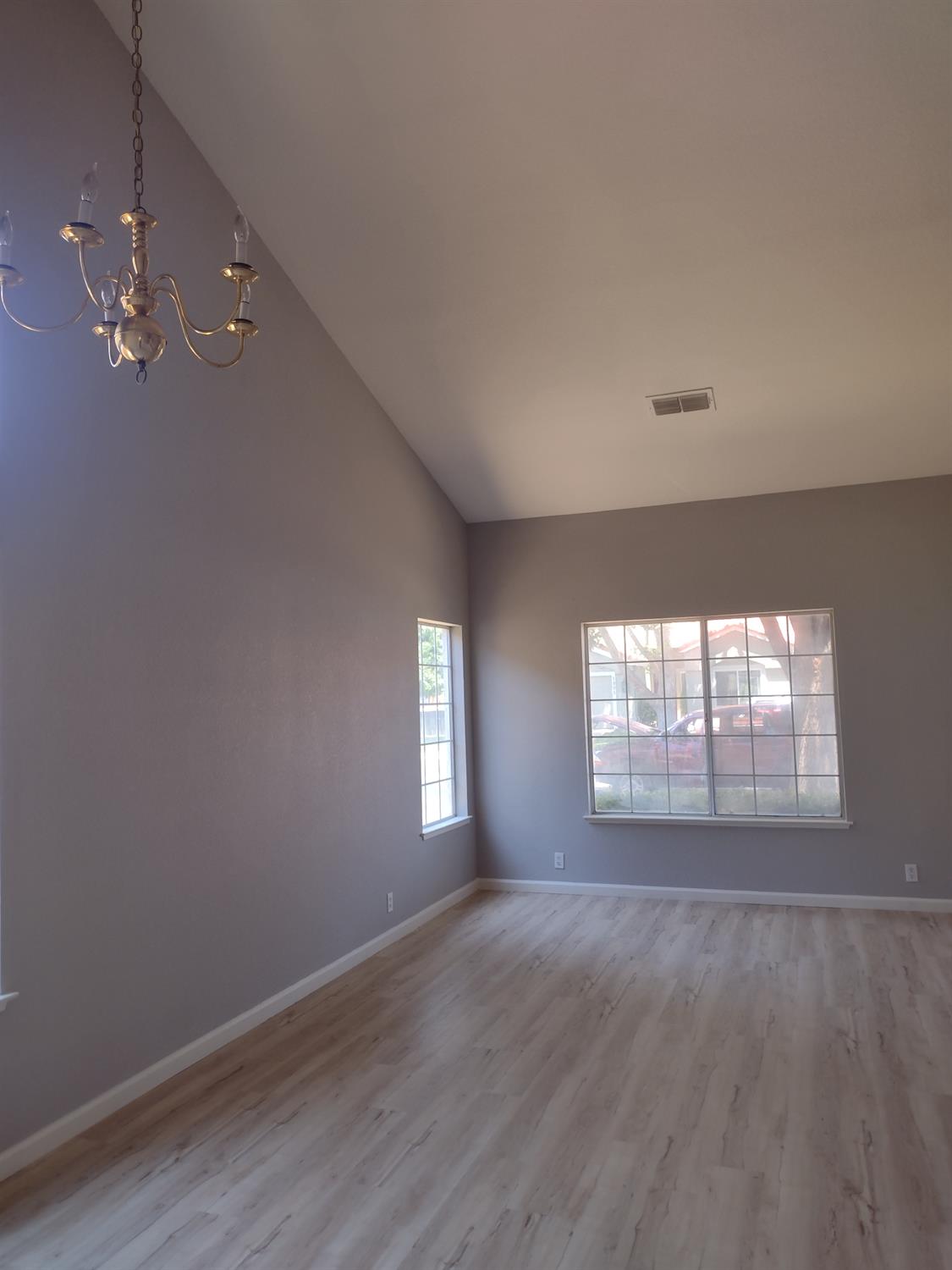 Detail Gallery Image 10 of 57 For 1900 Berryessa Dr, Modesto,  CA 95358 - 3 Beds | 2/1 Baths