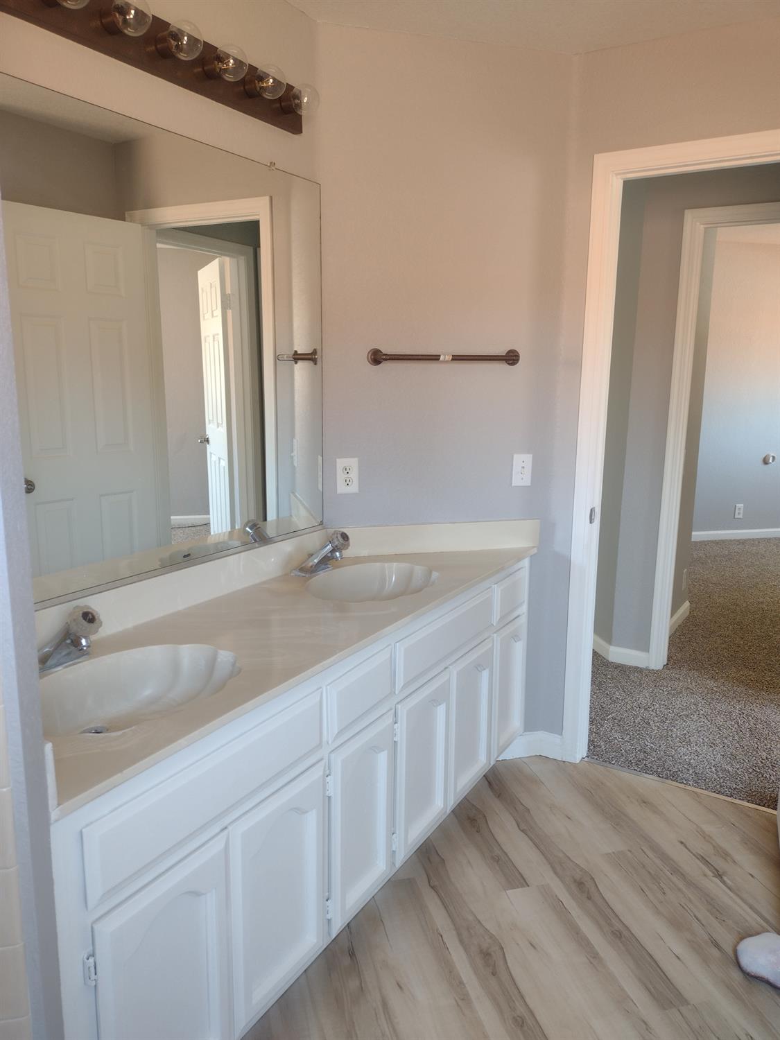Detail Gallery Image 34 of 57 For 1900 Berryessa Dr, Modesto,  CA 95358 - 3 Beds | 2/1 Baths