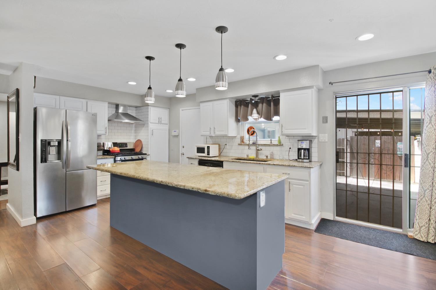 Detail Gallery Image 15 of 51 For 2117 Fruitridge Rd, Sacramento,  CA 95822 - 3 Beds | 1/1 Baths