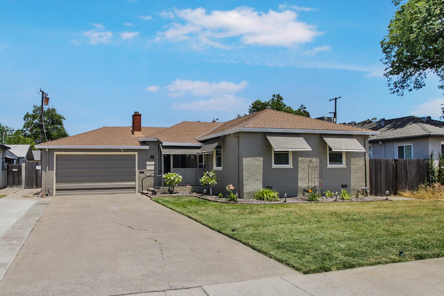 Detail Gallery Image 2 of 51 For 2117 Fruitridge Rd, Sacramento,  CA 95822 - 3 Beds | 1/1 Baths