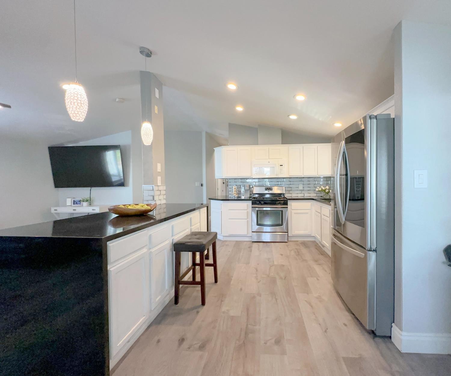 Detail Gallery Image 3 of 18 For 200 Ford Rd 200, San Jose,  CA 95138 - 3 Beds | 2 Baths