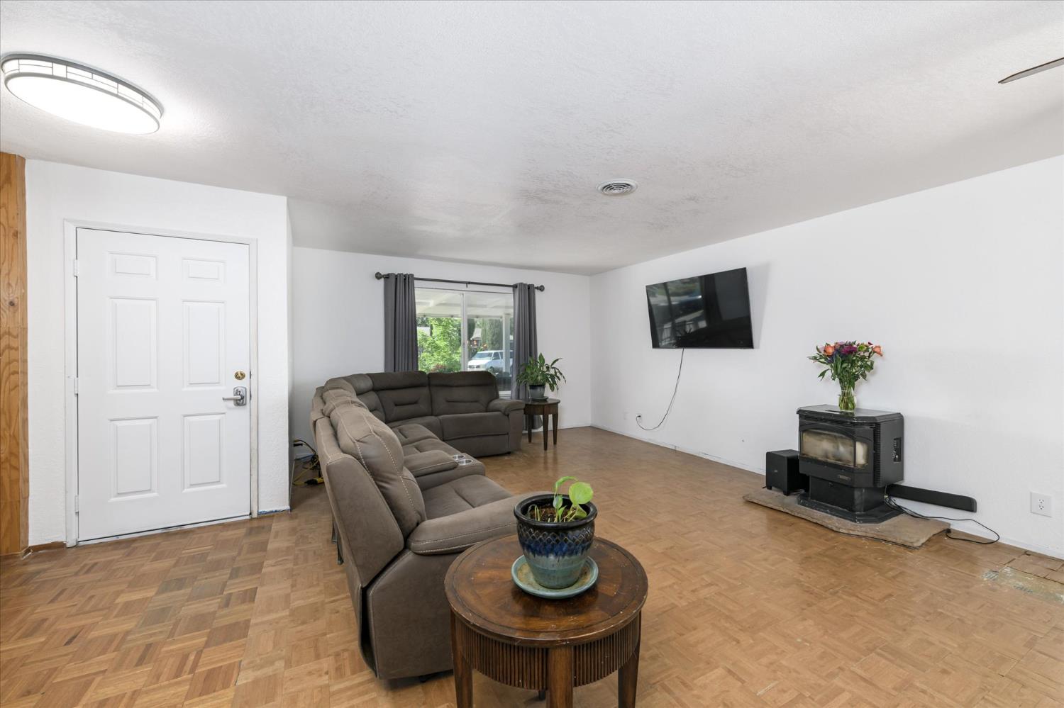 Detail Gallery Image 7 of 30 For 103 Quail Ct, Winters,  CA 95694 - 3 Beds | 1/1 Baths
