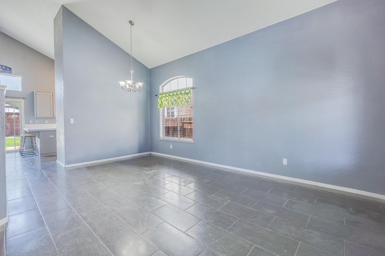 Detail Gallery Image 10 of 66 For 930 Kathy St, Los Banos,  CA 93635 - 4 Beds | 2/1 Baths