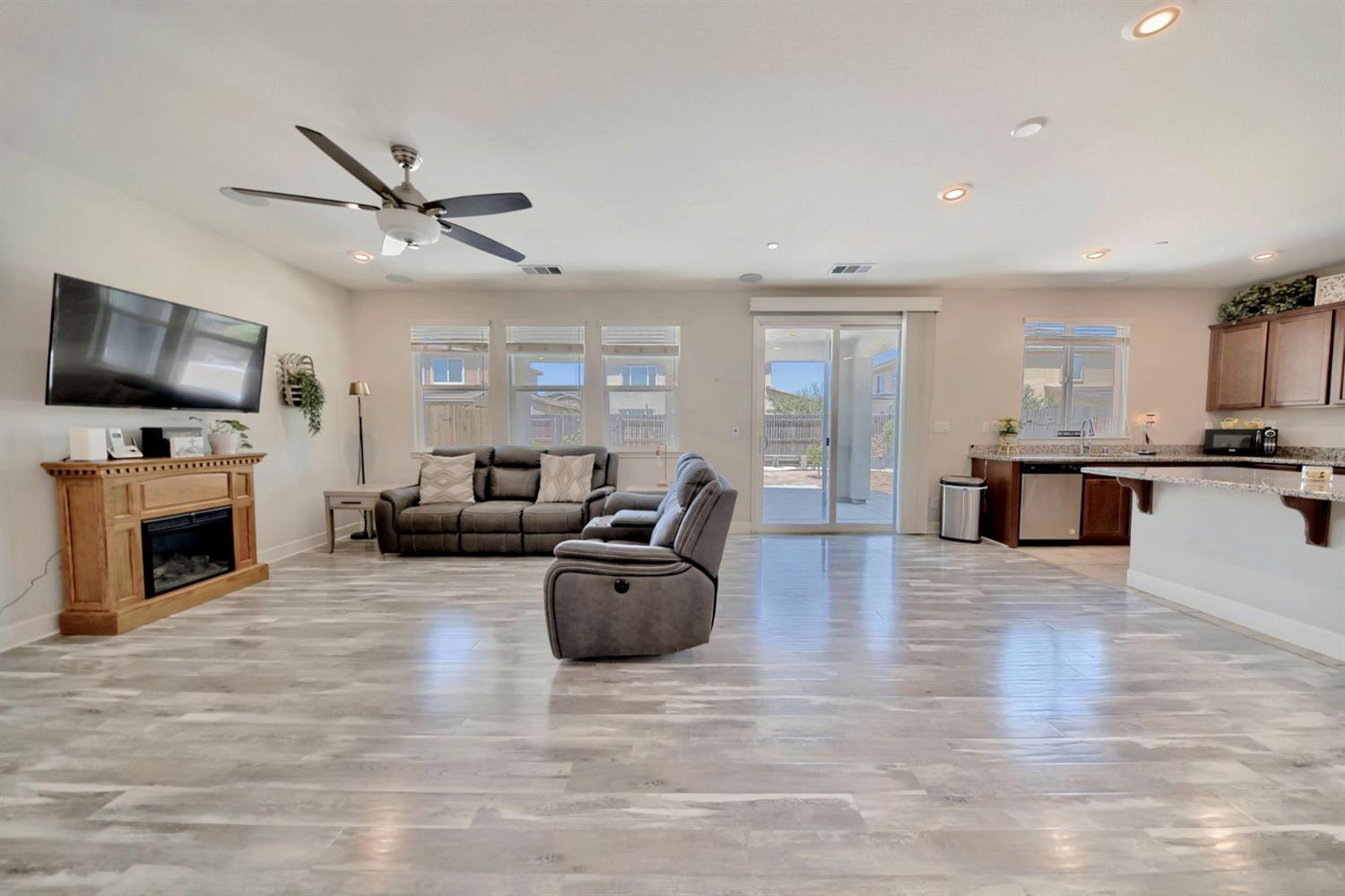 Detail Gallery Image 15 of 81 For 245 Springfield Dr, Manteca,  CA 95337 - 3 Beds | 2 Baths
