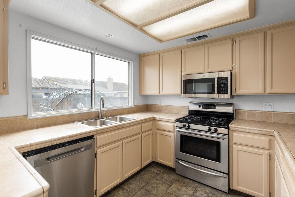 Detail Gallery Image 9 of 37 For 1844 Charles St, Hughson,  CA 95326 - 4 Beds | 3 Baths
