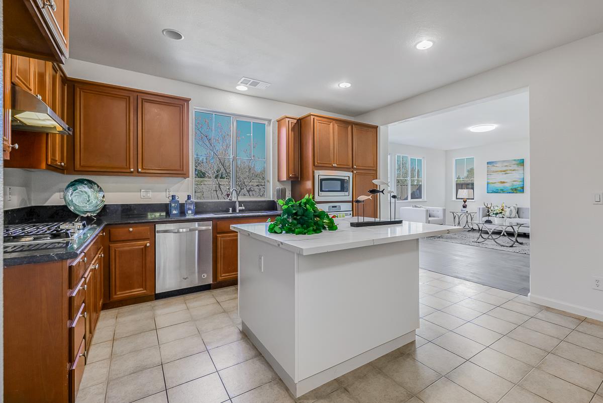 Detail Gallery Image 13 of 53 For 327 W Laverne Ct, Mountain House,  CA 95391 - 4 Beds | 3 Baths