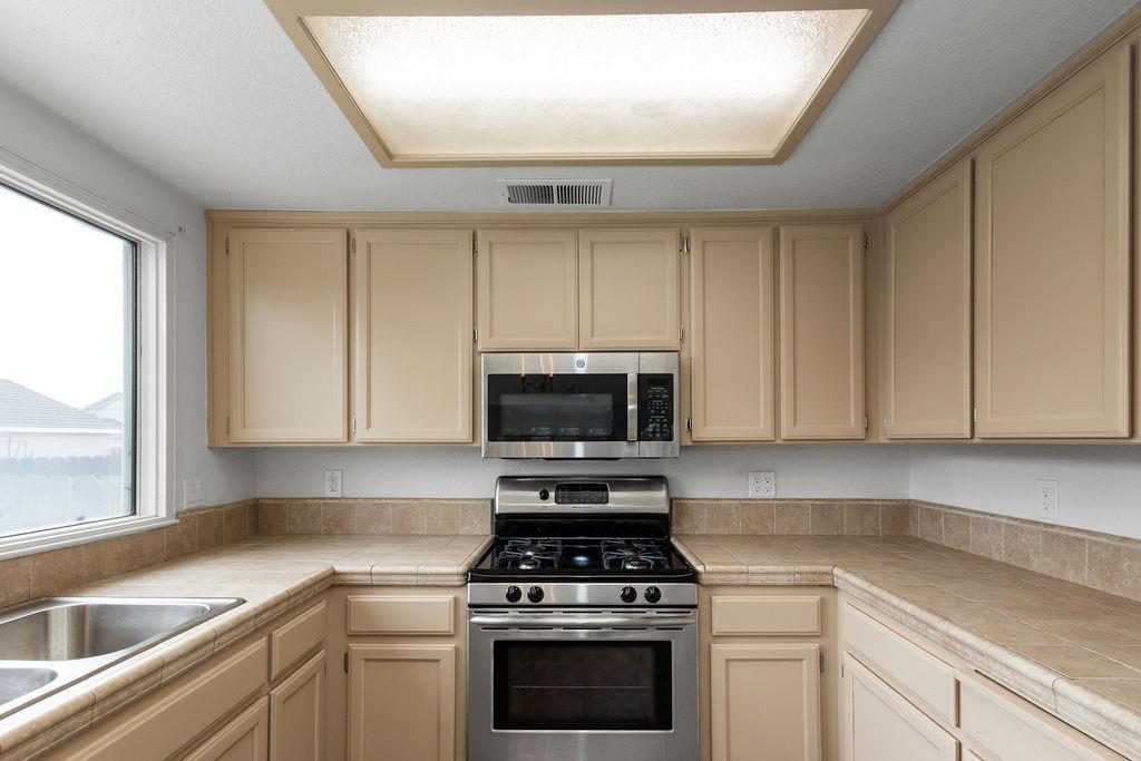 Detail Gallery Image 8 of 37 For 1844 Charles St, Hughson,  CA 95326 - 4 Beds | 3 Baths