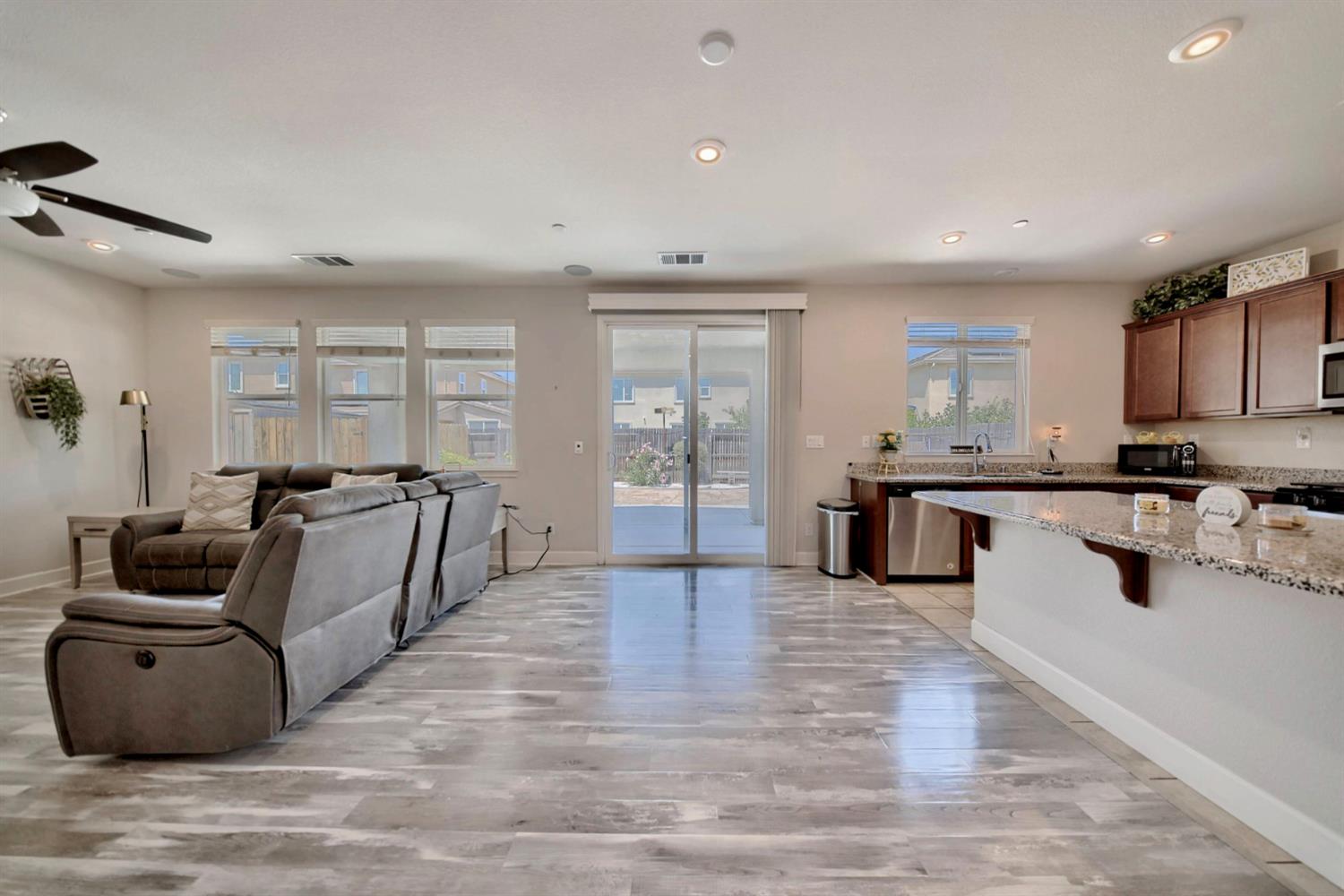 Detail Gallery Image 31 of 81 For 245 Springfield Dr, Manteca,  CA 95337 - 3 Beds | 2 Baths