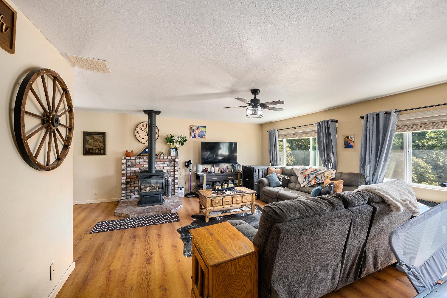 Detail Gallery Image 9 of 73 For 111 W Oak Hill Dr, Colfax,  CA 95713 - 4 Beds | 2/1 Baths