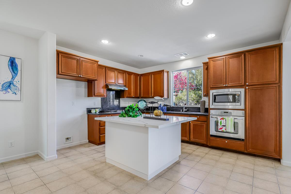 Detail Gallery Image 12 of 53 For 327 W Laverne Ct, Mountain House,  CA 95391 - 4 Beds | 3 Baths