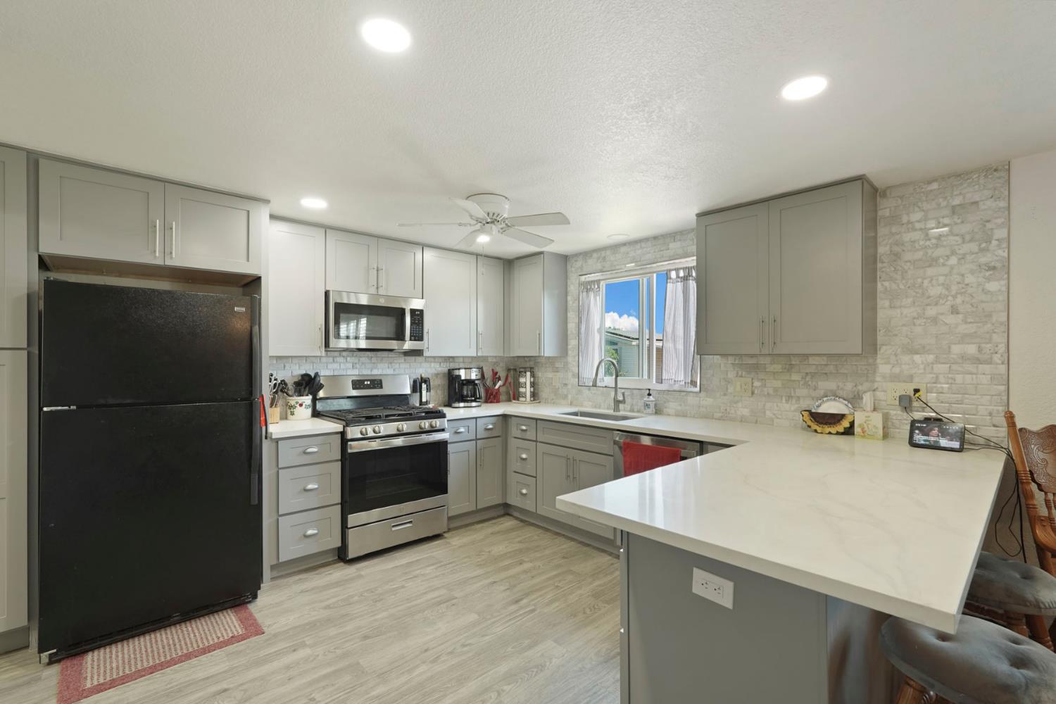 Detail Gallery Image 4 of 35 For 6706 Tam O Shanter Dr 17, Stockton,  CA 95210 - 2 Beds | 2 Baths