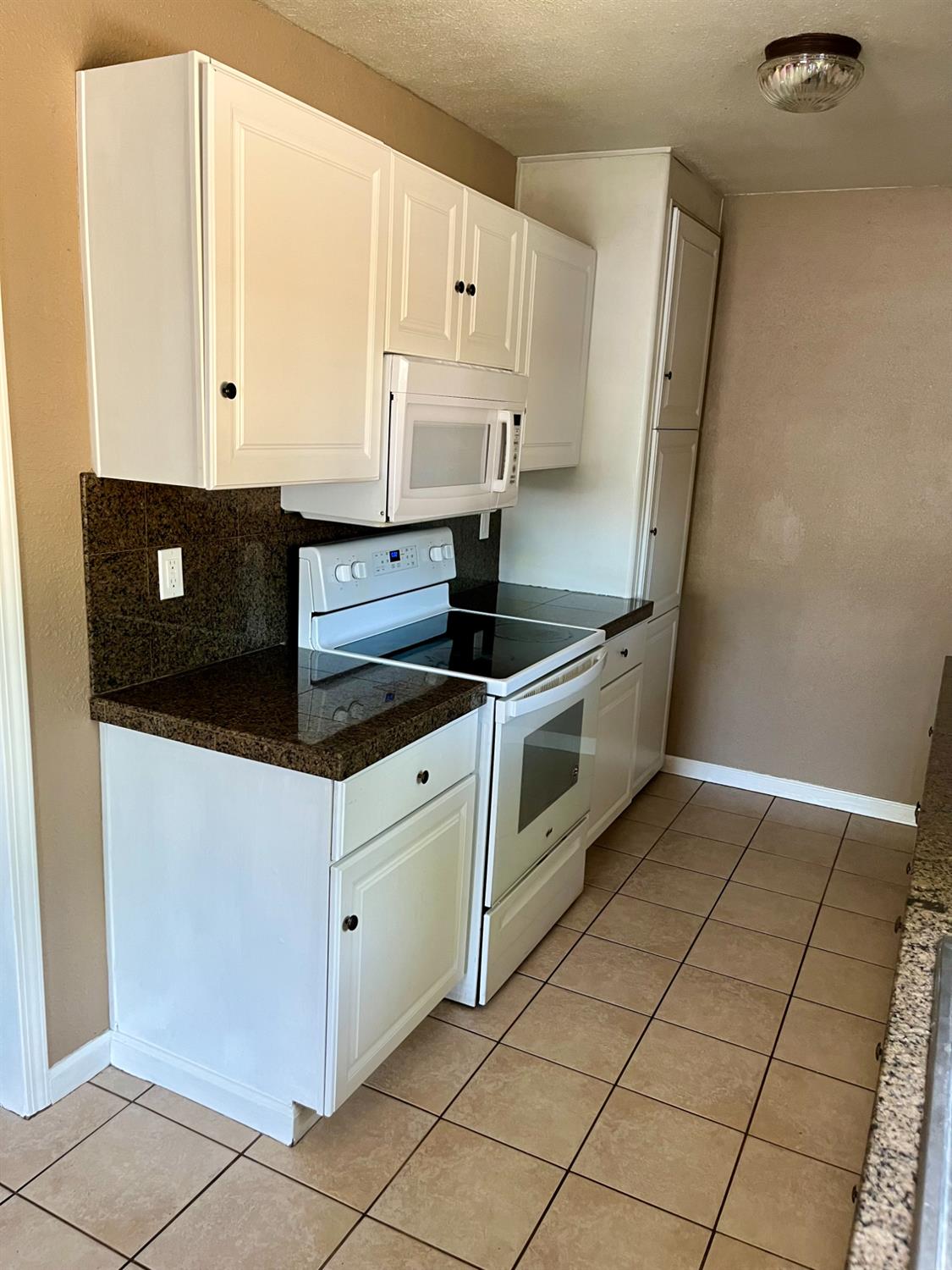 Detail Gallery Image 12 of 28 For 923 Acacia St, Modesto,  CA 95351 - 3 Beds | 2 Baths