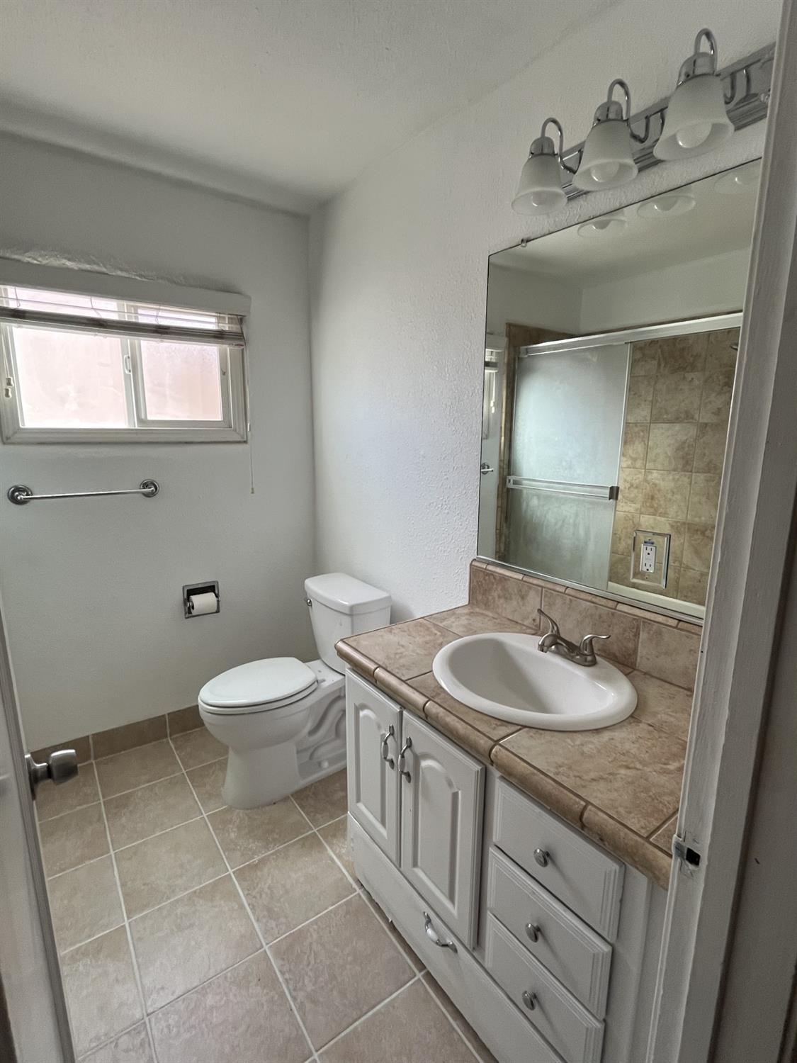 Detail Gallery Image 15 of 28 For 923 Acacia St, Modesto,  CA 95351 - 3 Beds | 2 Baths