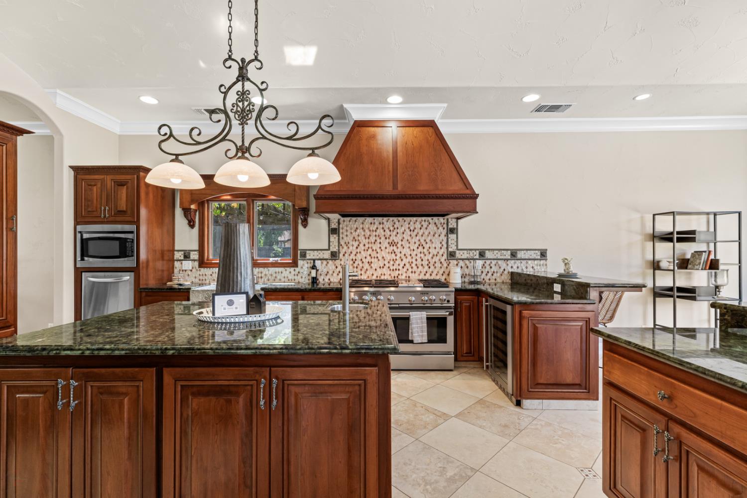 Detail Gallery Image 16 of 82 For 15767 Rancho Ramon Dr, Tracy,  CA 95304 - 4 Beds | 3 Baths