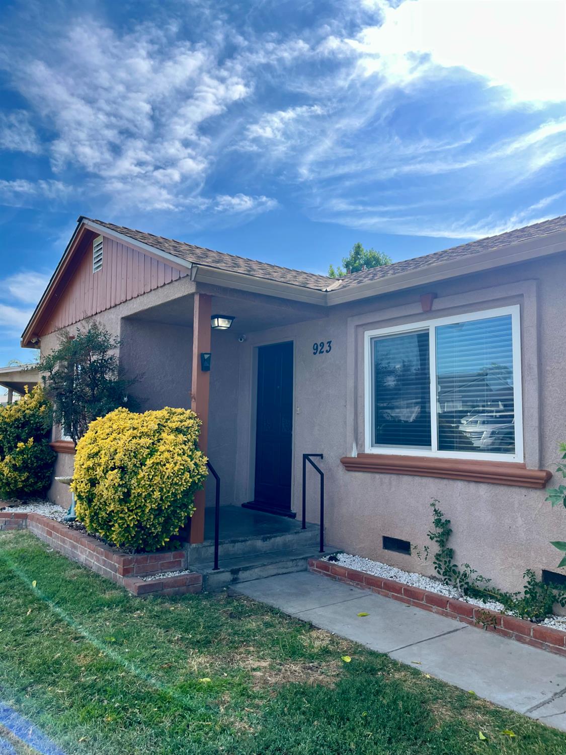 Detail Gallery Image 6 of 28 For 923 Acacia St, Modesto,  CA 95351 - 3 Beds | 2 Baths