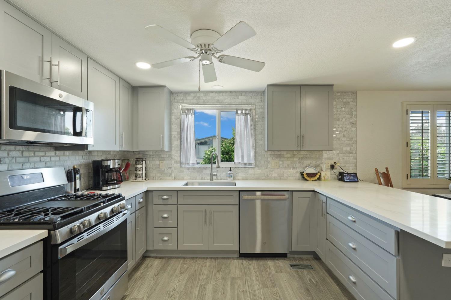 Detail Gallery Image 1 of 35 For 6706 Tam O Shanter Dr 17, Stockton,  CA 95210 - 2 Beds | 2 Baths