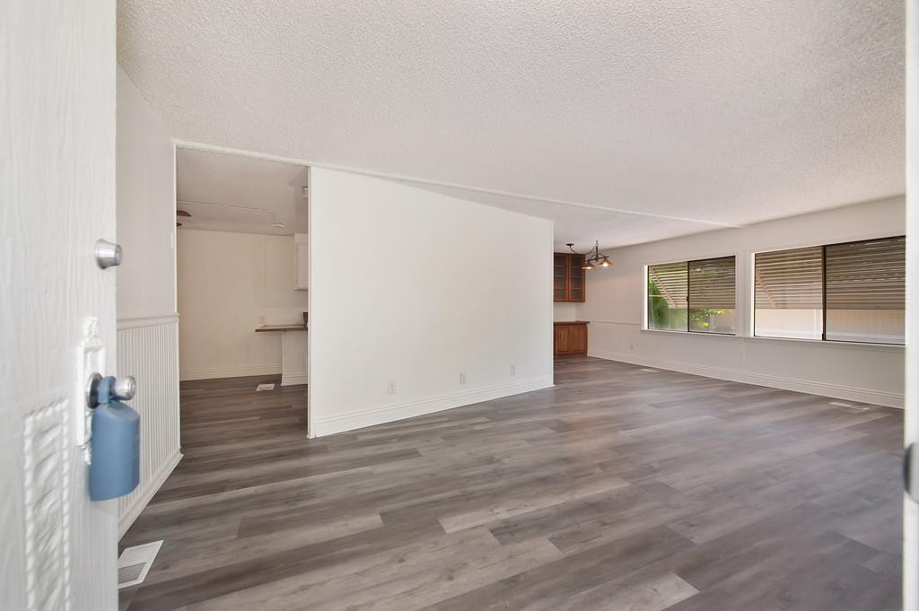 Detail Gallery Image 5 of 39 For 4121 Chesapeake Ln, North Highlands,  CA 95660 - 2 Beds | 2 Baths