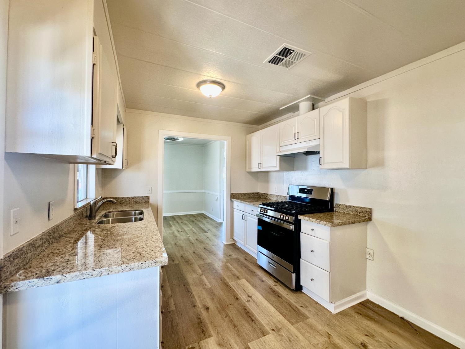 Detail Gallery Image 4 of 17 For 1830 E Yosemite, Manteca,  CA 95336 - 2 Beds | 2 Baths