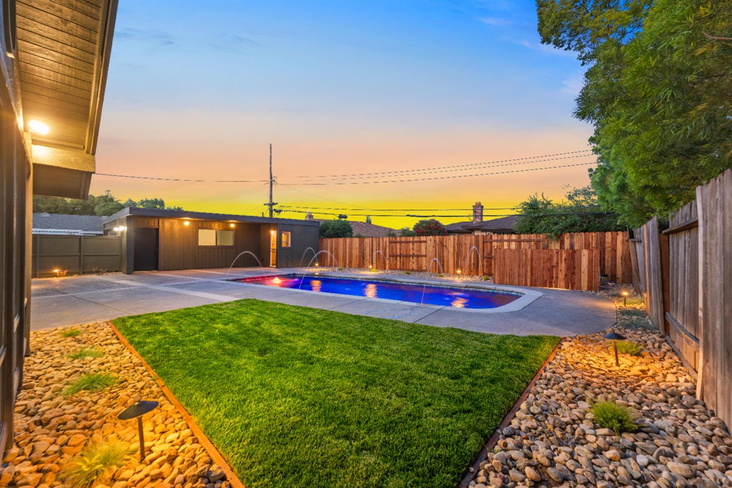 Detail Gallery Image 8 of 99 For 1349 Gagle Way, Sacramento,  CA 95831 - 3 Beds | 3/1 Baths