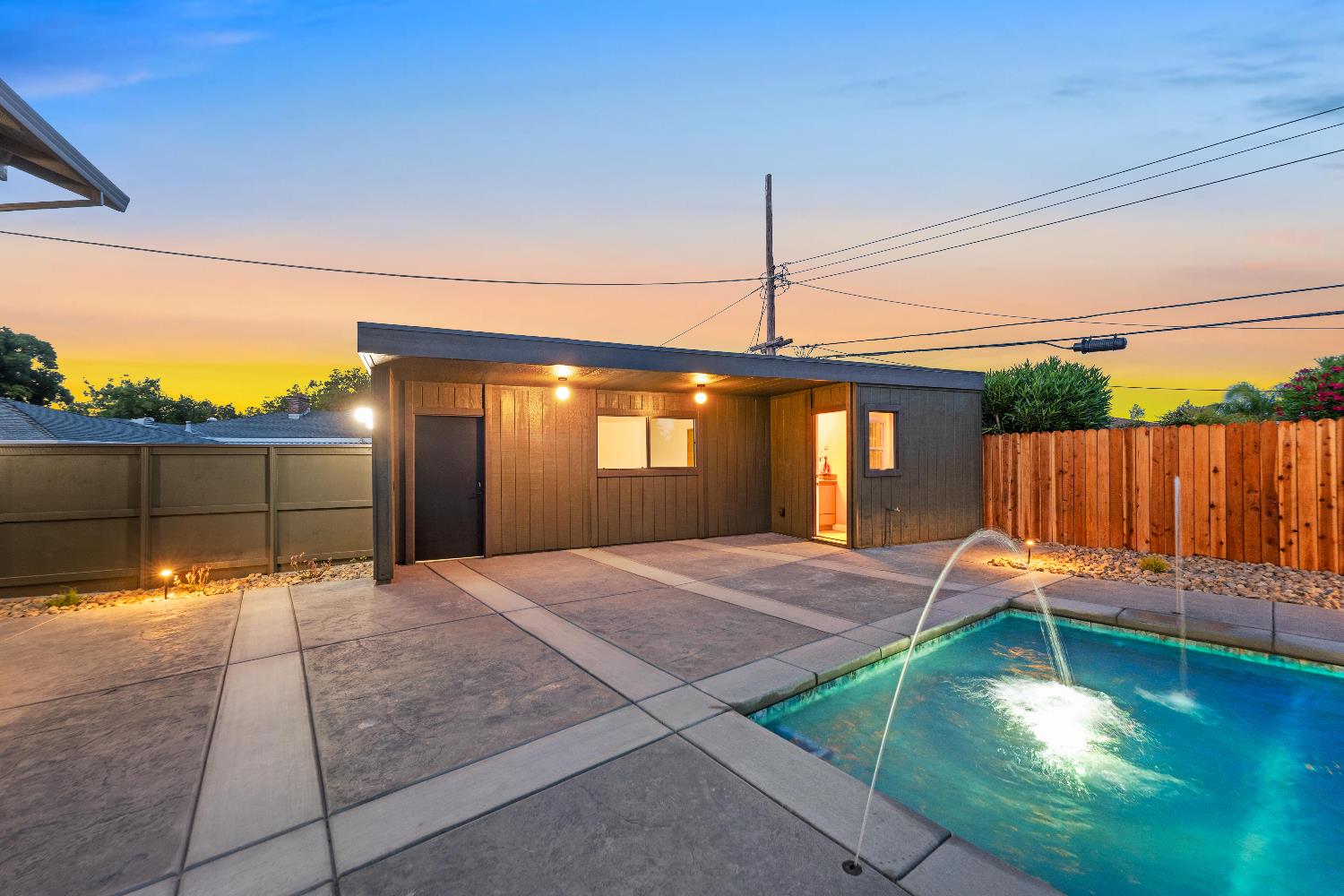 Detail Gallery Image 14 of 99 For 1349 Gagle Way, Sacramento,  CA 95831 - 3 Beds | 3/1 Baths