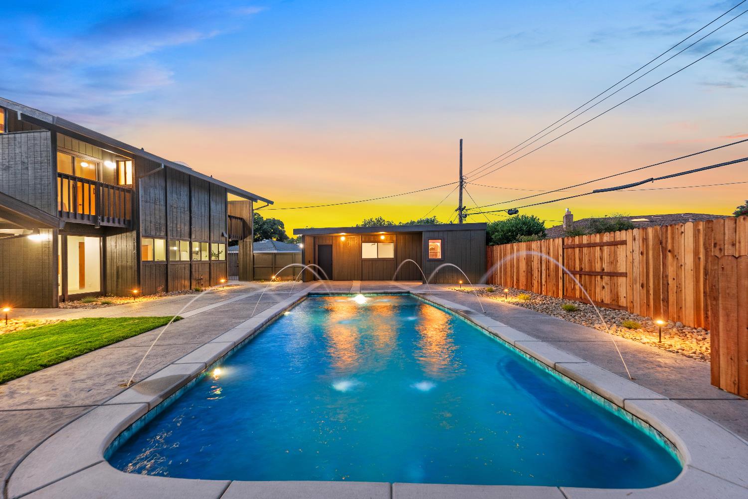 Detail Gallery Image 12 of 99 For 1349 Gagle Way, Sacramento,  CA 95831 - 3 Beds | 3/1 Baths