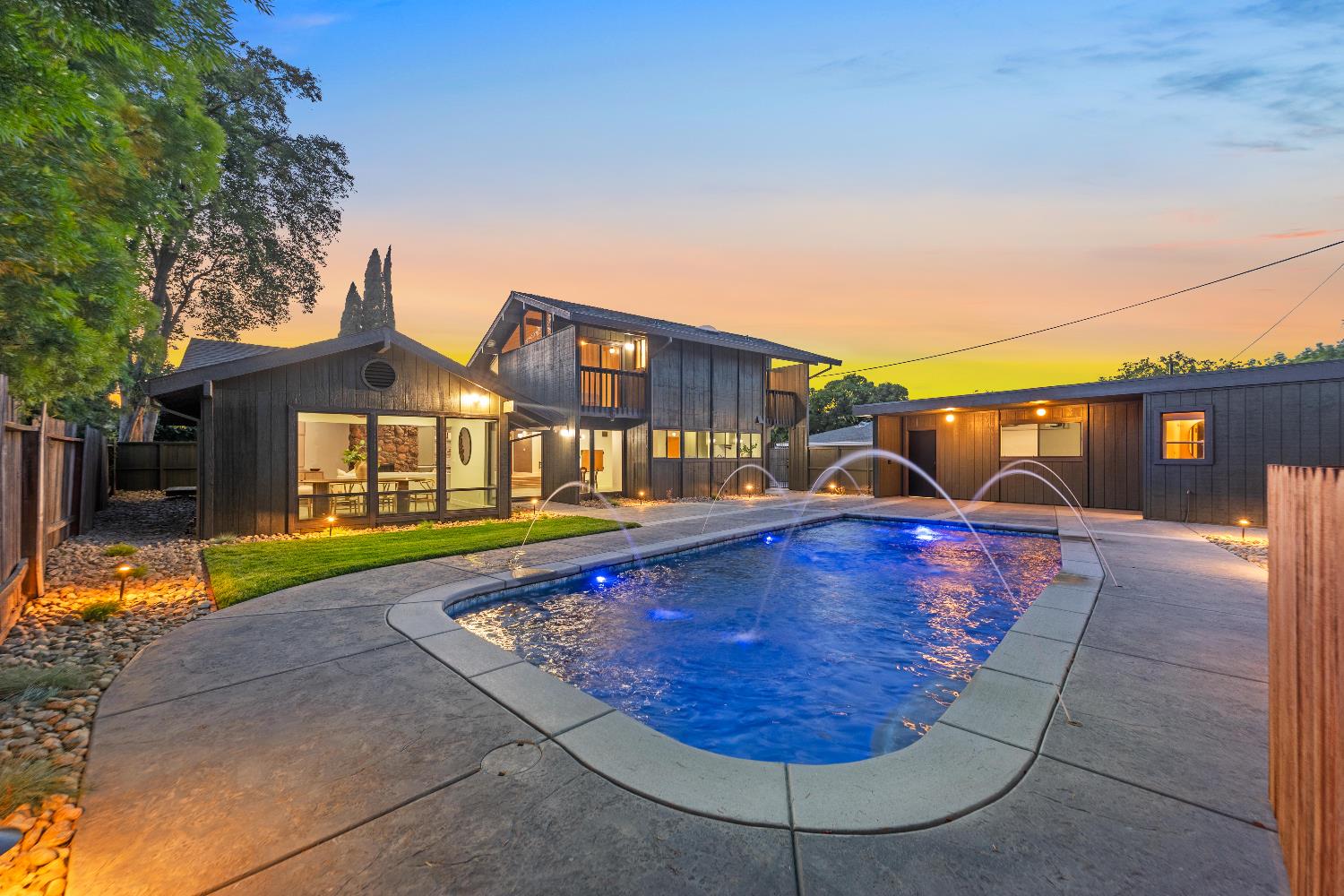 Detail Gallery Image 10 of 99 For 1349 Gagle Way, Sacramento,  CA 95831 - 3 Beds | 3/1 Baths