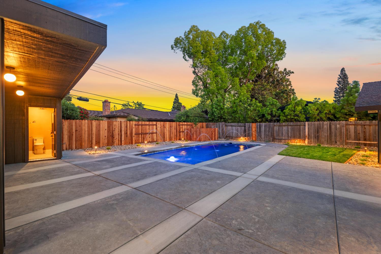 Detail Gallery Image 7 of 99 For 1349 Gagle Way, Sacramento,  CA 95831 - 3 Beds | 3/1 Baths