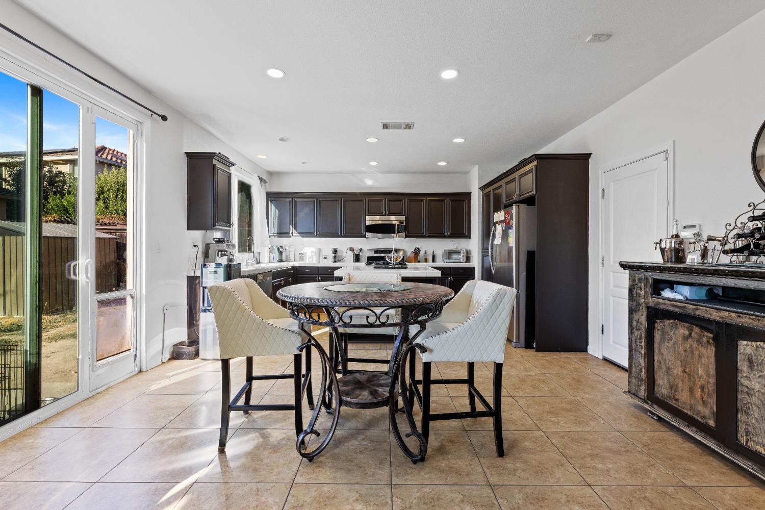 Detail Gallery Image 14 of 39 For 5953 Pebblestone Way, Stockton,  CA 95219 - 4 Beds | 3 Baths