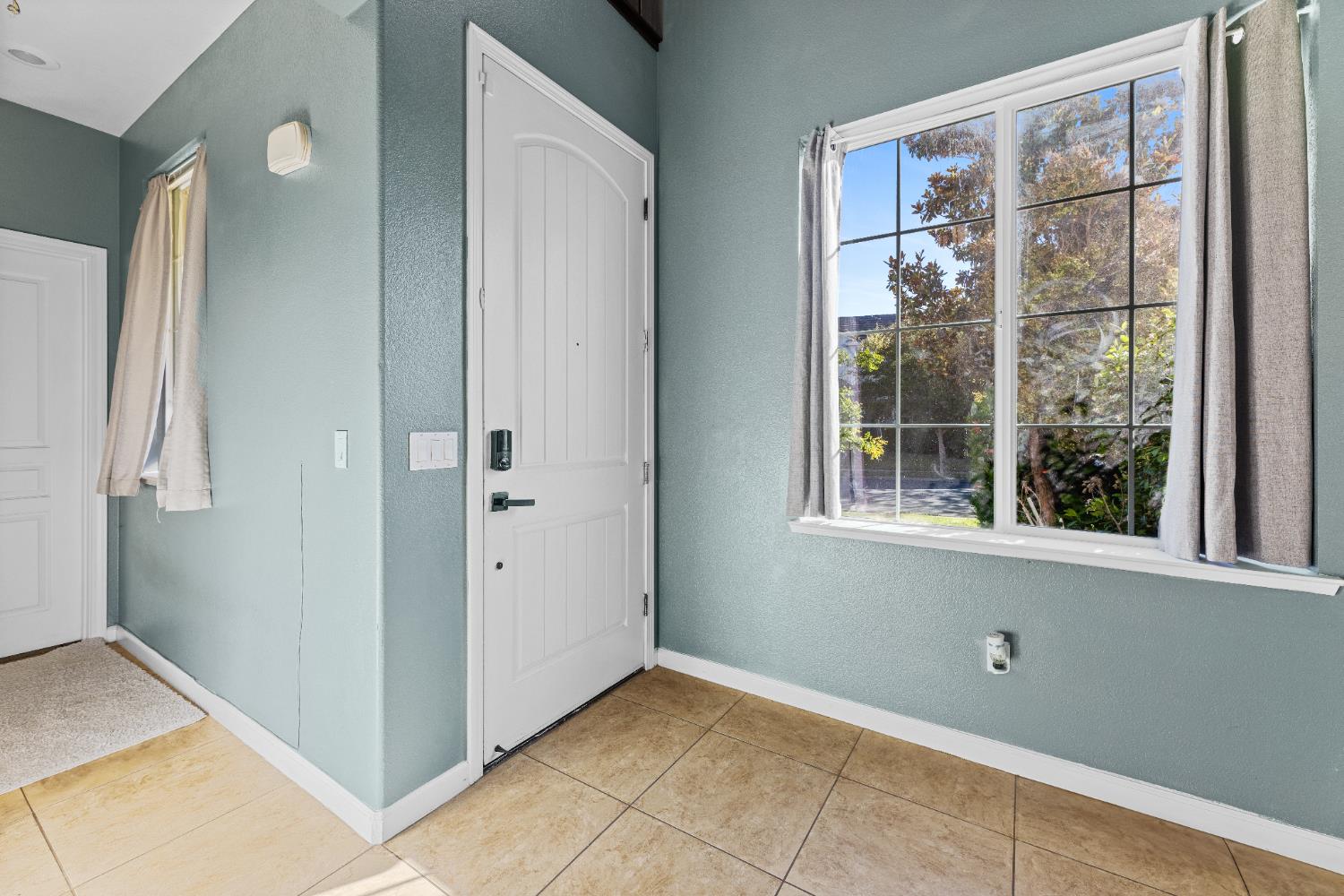 Detail Gallery Image 5 of 39 For 5953 Pebblestone Way, Stockton,  CA 95219 - 4 Beds | 3 Baths