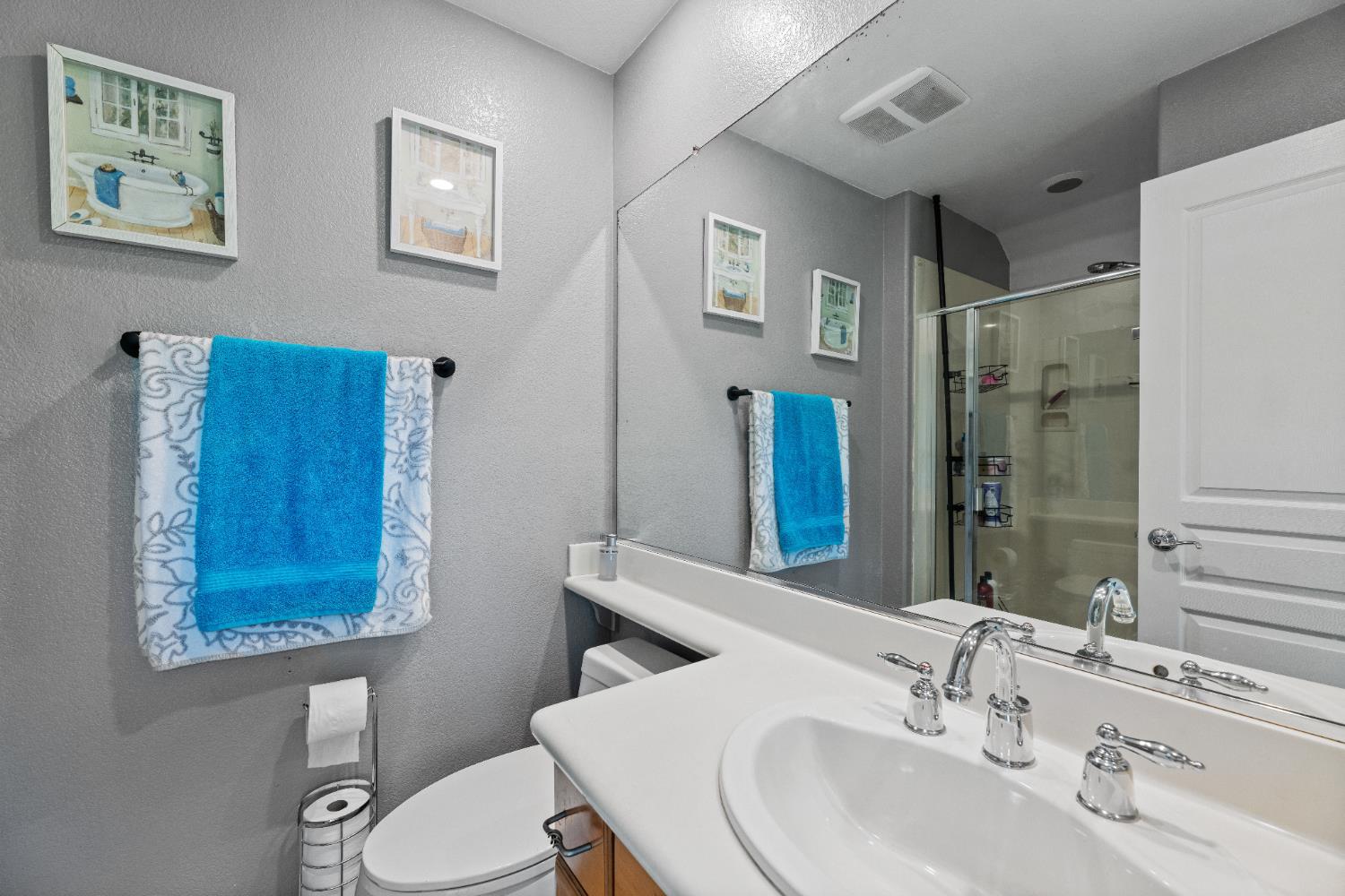 Detail Gallery Image 10 of 39 For 5953 Pebblestone Way, Stockton,  CA 95219 - 4 Beds | 3 Baths