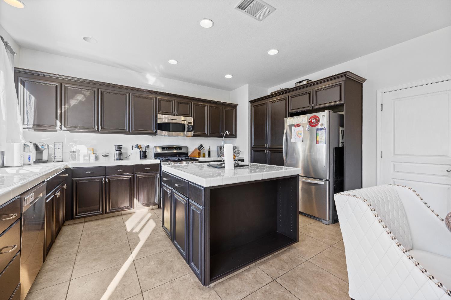 Detail Gallery Image 16 of 39 For 5953 Pebblestone Way, Stockton,  CA 95219 - 4 Beds | 3 Baths